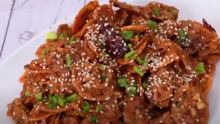 Crispy fried lotus stem tossed in honey chilli sauce and garnished with spring onions and sesame seeds.