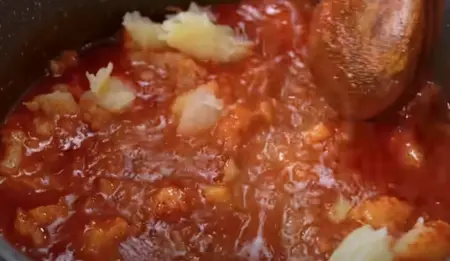 adding potato into tomato gravy