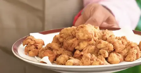 Crispy Chicken Popcorn sprinkled with peri-peri masala, served with dipping sauce.