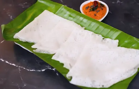 Serving Dosa with red coconut chutney