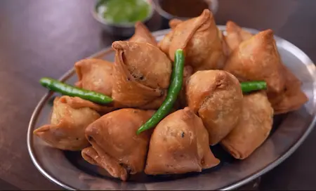 Mini Singara served hot with special tamarind chutney