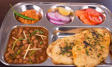 Step 7: Peepé Wale Chole Kulche served Delhi street style with kulcha dipped in chole gravy