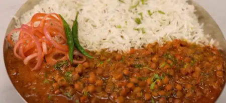 Kale Chane Ki Sabzi served hot with roti and rice.