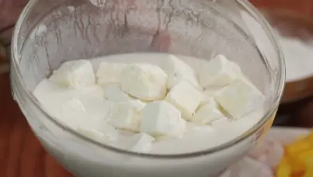  Mixing refined flour, rice flour, and cornflour with water to make tempura batter.