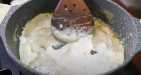  Smooth onion paste mixed with  curd   to prepared for the Paneer Kalimirch gravy.