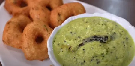 serving vadas with coconut chutney