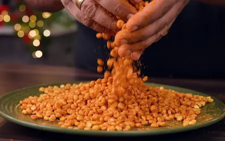 Step 4: Mixing fried chana dal with masala for Chana Dal Namkeen