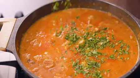 Step 7: Adding kasuri methi and coriander for final flavouring of Chana Soya Ki Sabji