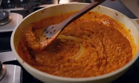 Peanut paste mixed with onion-tomato gravy.