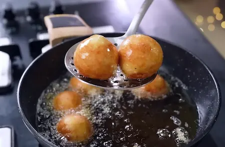 Step 5: Frying paneer koftas for Paneer Kofta Curry