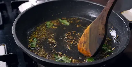 Step 5: Preparing jeera, saunf and curry leaf tadka for Bharwa Turai