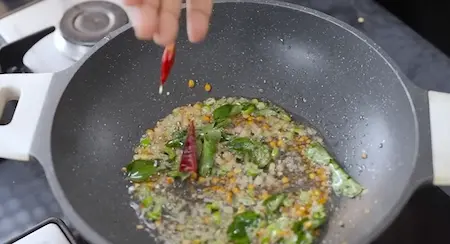 Tempering spices for Seviyan Upma