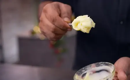 Preparing cornflour paste for flaky layers