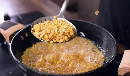 Step 2: Frying chana dal till crisp for Chana Dal Namkeen