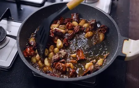 Step 3: preparing garlic red chilli chutney for Sattu Paratha
