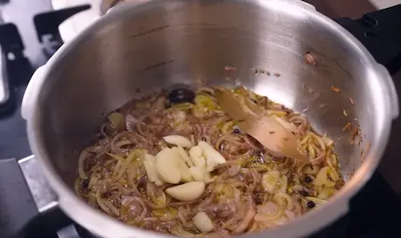 Step 5: Adding pounded garlic and green chilli paste to mushroom masala base