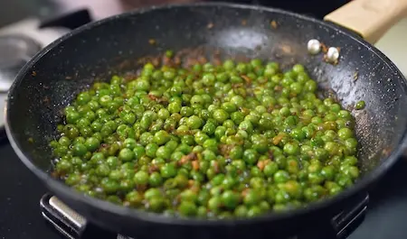 Cooking green peas stuffing for Matar aur Bathua Paratha Recipe