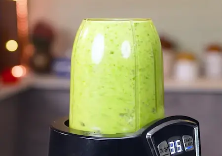 Preparing the green pea paste in a blender