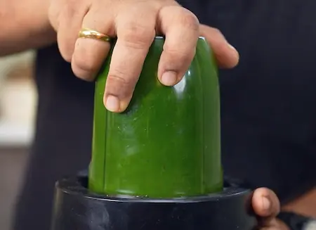 Preparing bathua paste for Matar aur Bathua Paratha Recipe