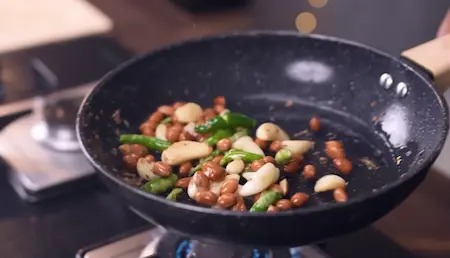 Step 3: Preparing coarse thecha with garlic, peanuts and green chilli for Aloo Chokha