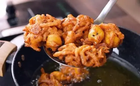 Step 3: frying cauliflower pakodas for Cauliflower Mustard Kadhi Recipe