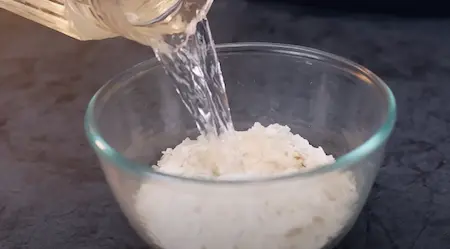 Rinsing poha in water